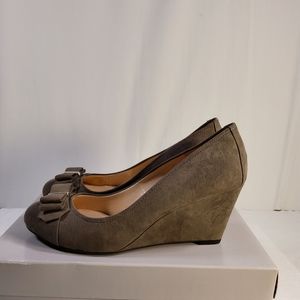 Jessica Simpson Savitaa Wedge with Bow Detail in Size 8M
